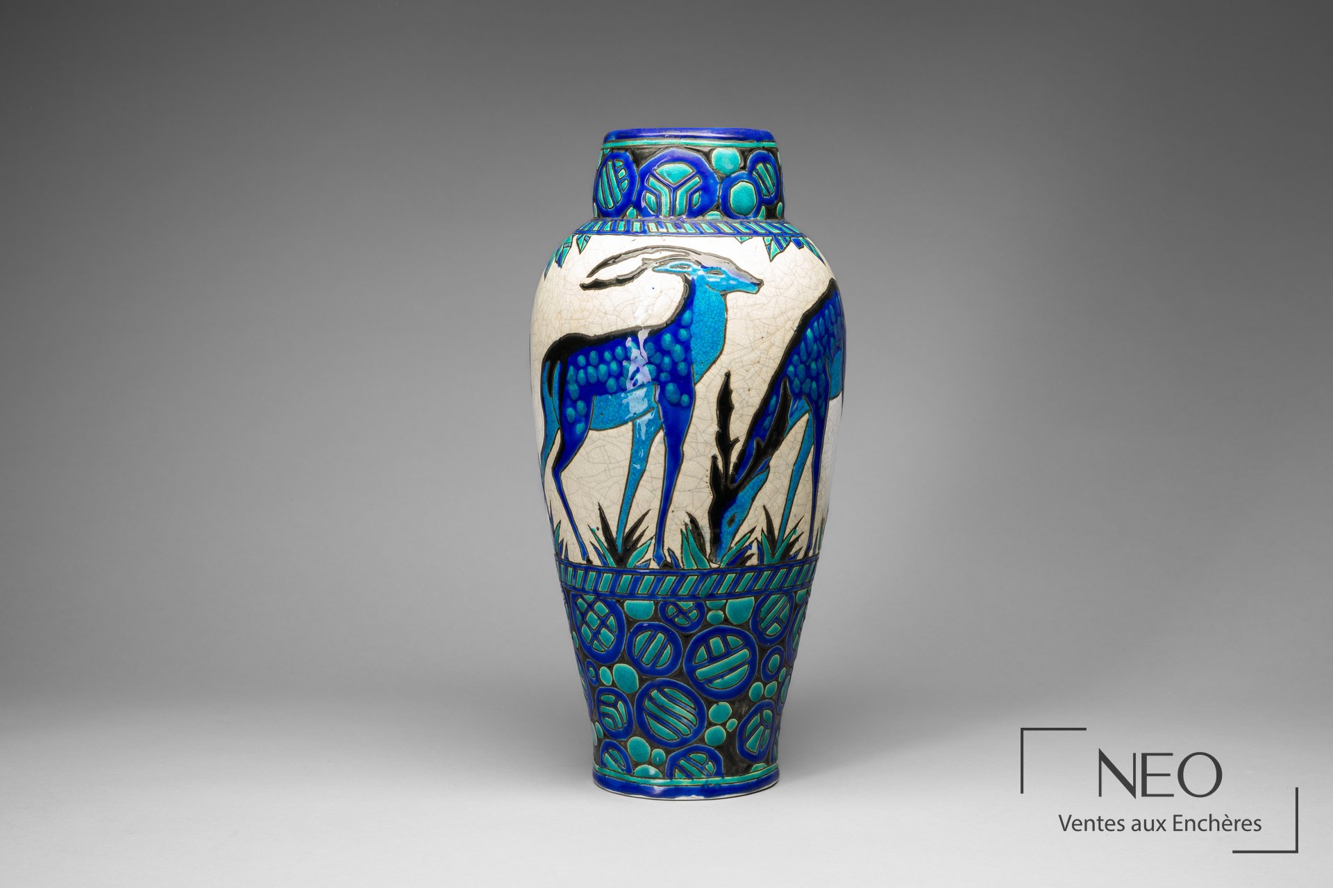 Vase ovoïde de Charles Catteau en faïence polychrome à décor de daims bleus sur fond blanc