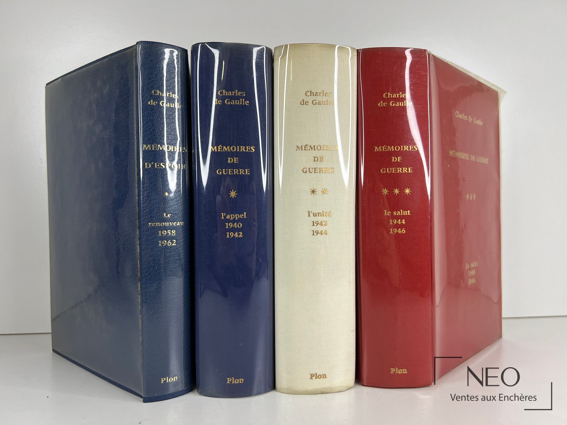 Quatre volumes de Charles de Gaulle alignés