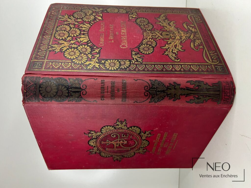 Livre rouge orné de dorures