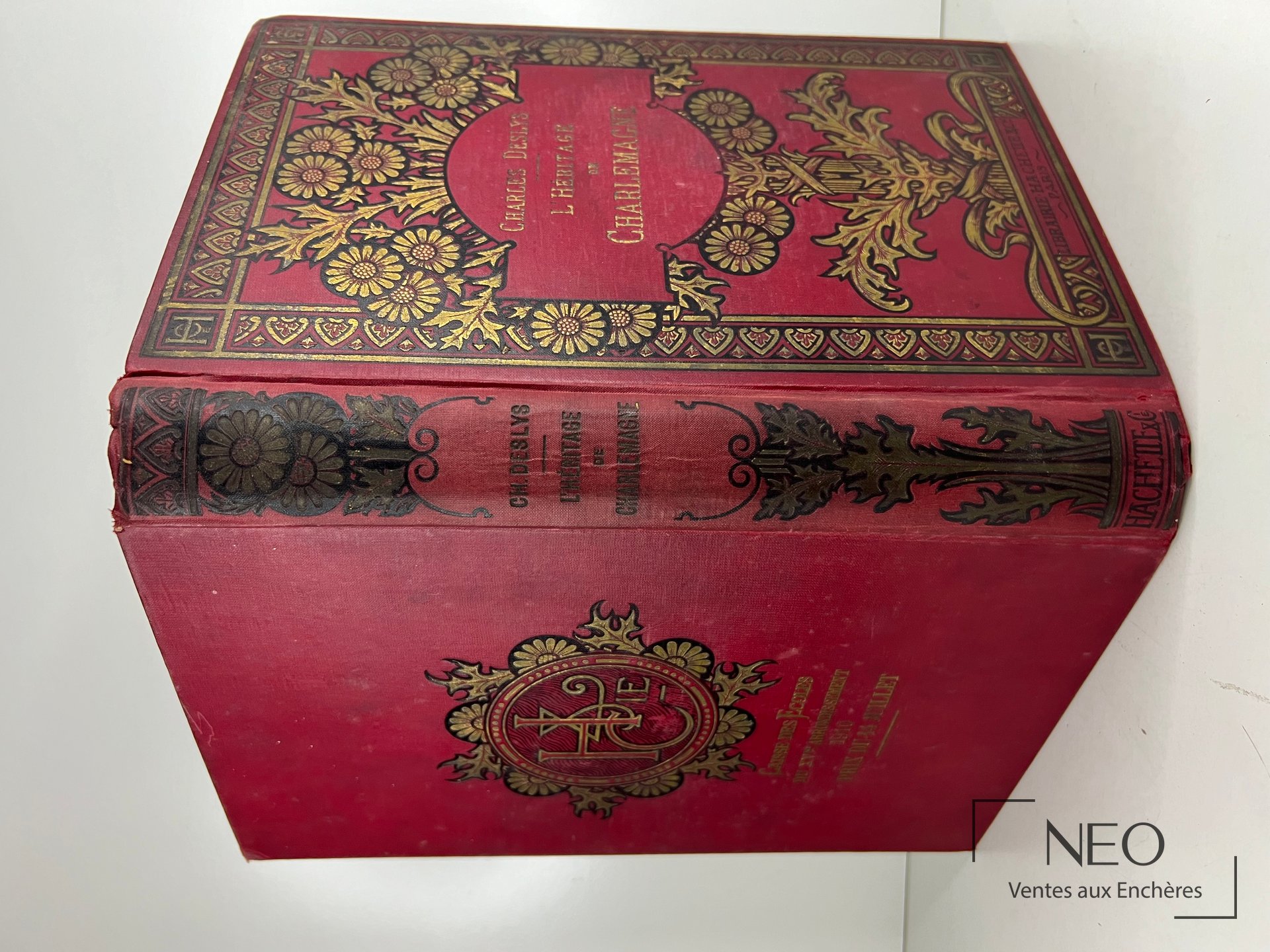 Livre rouge orné de dorures