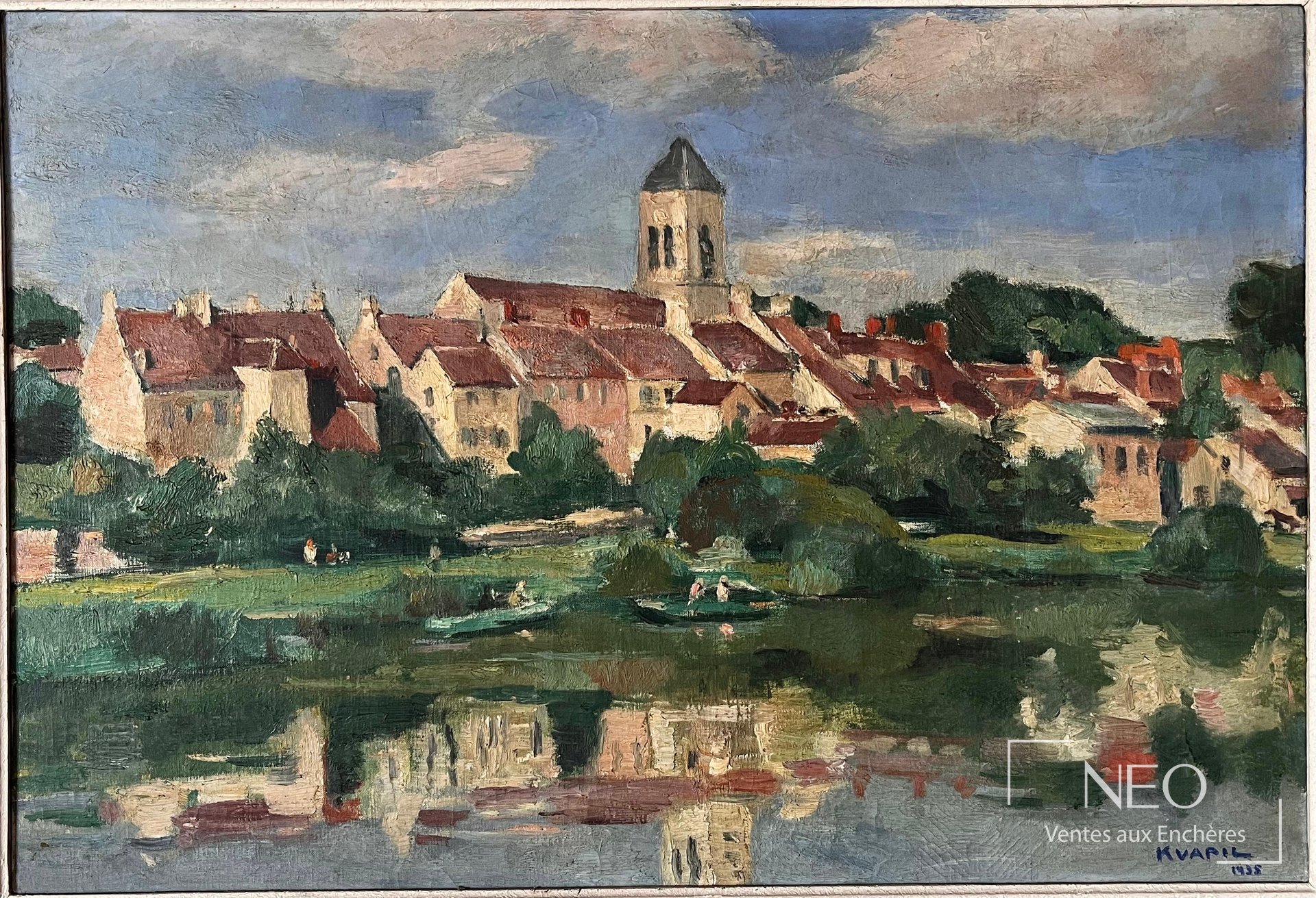 Paysage de village avec clocher et reflet dans l'eau
