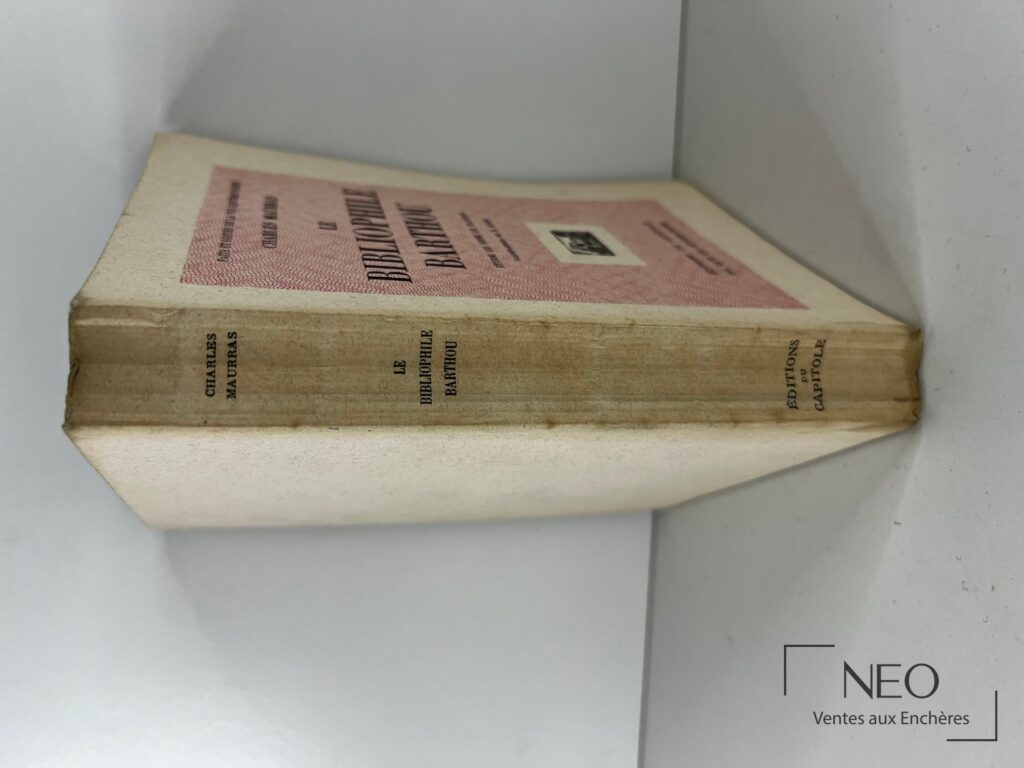 Dos d'un livre broché intitulé Charles Maurras