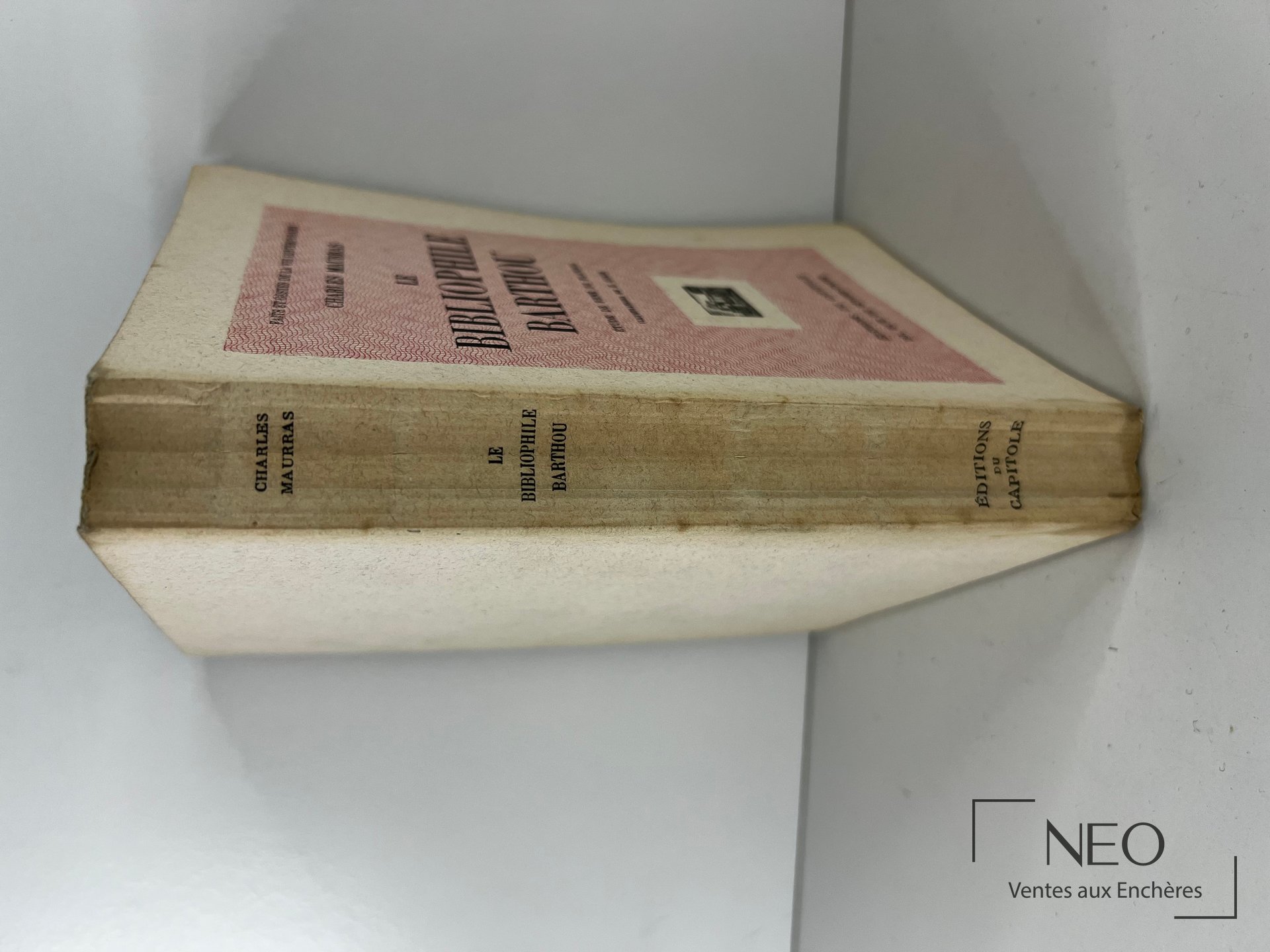 Dos d'un livre broché intitulé Charles Maurras