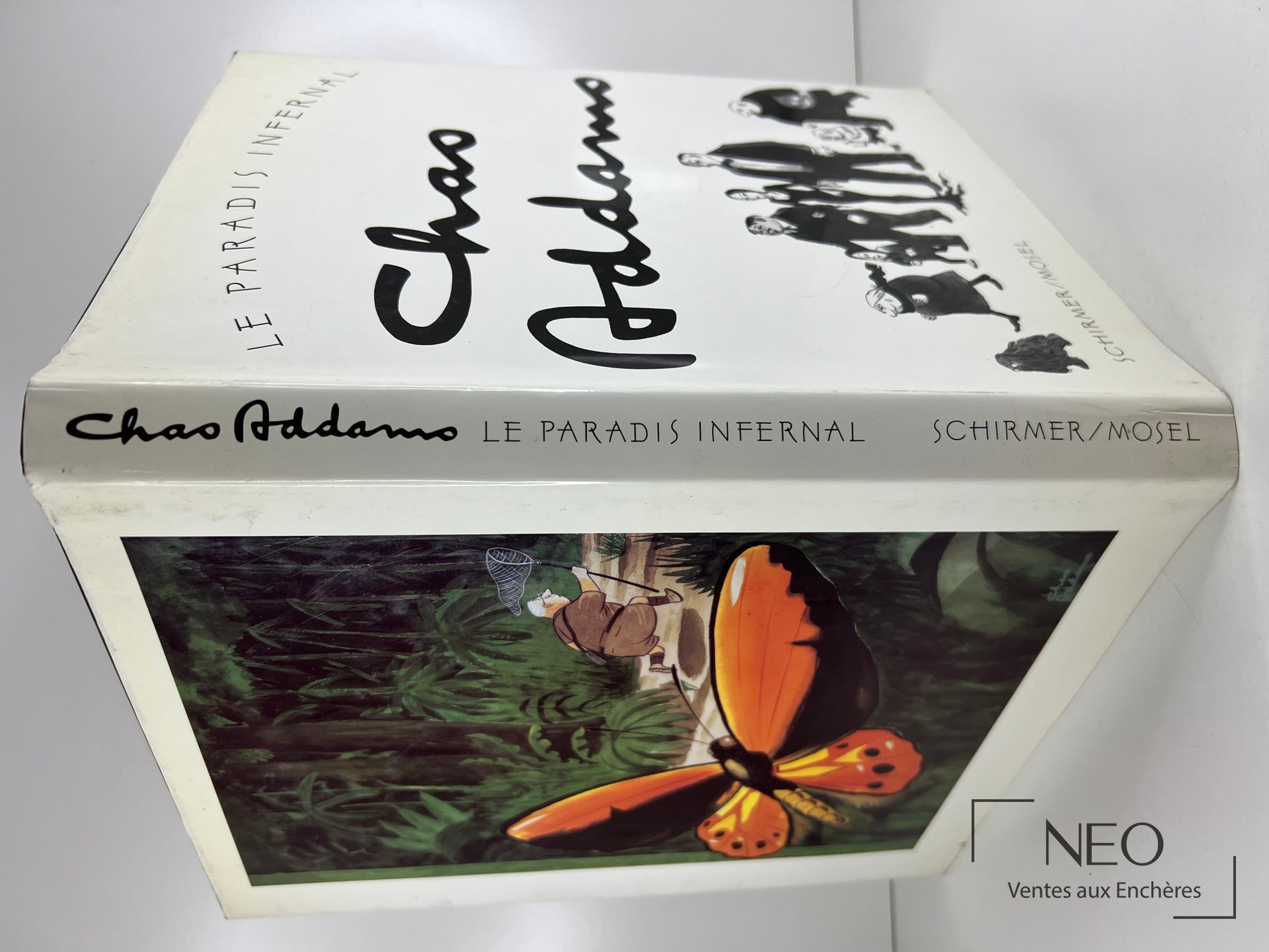 Couverture rigide sous jaquette illustrée du livre Le Paradis infernal de Charles Samuel Addams