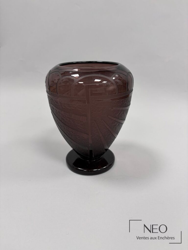 Vase en verre améthyste à décor géométrique sur fond givré