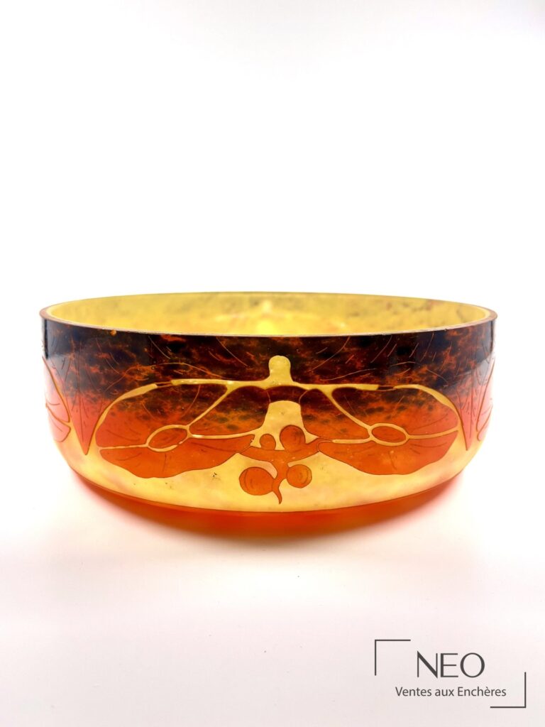 Grande coupe en verre jaune-orangé à décor floral stylisé