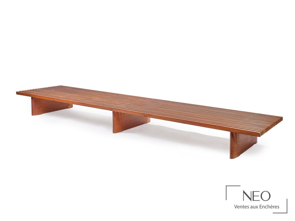 Large banquette en bois à lattes