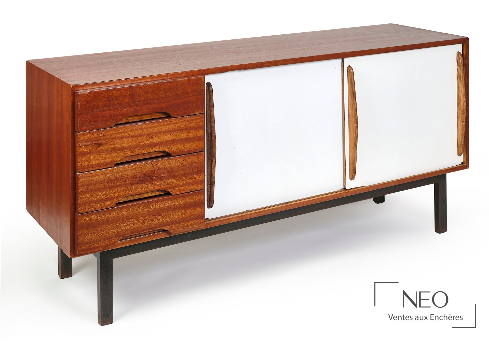 Enfilade Charlotte Perriand modèle Cansado en bois et formica blanc