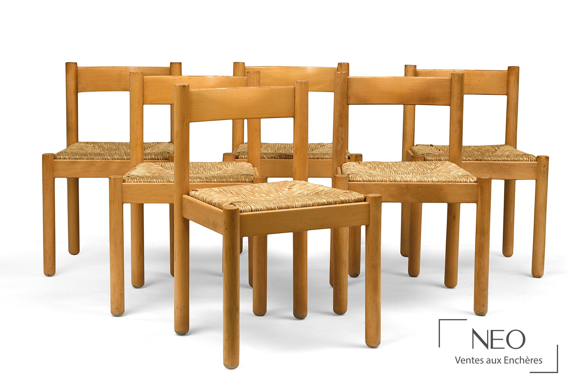Suite de six chaises en bois et assise paillée vues de face