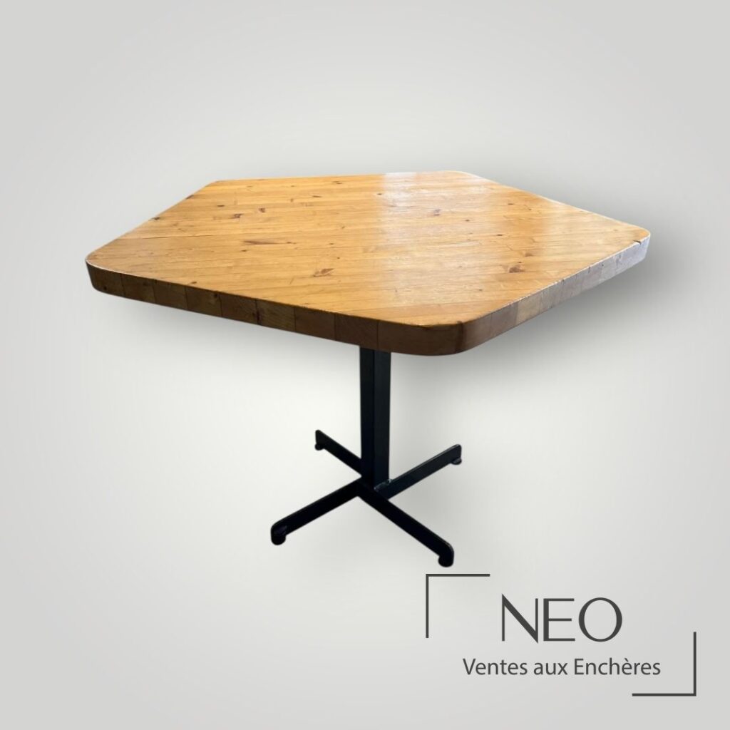 Table en bois à plateau pentagonal et piètement central noir