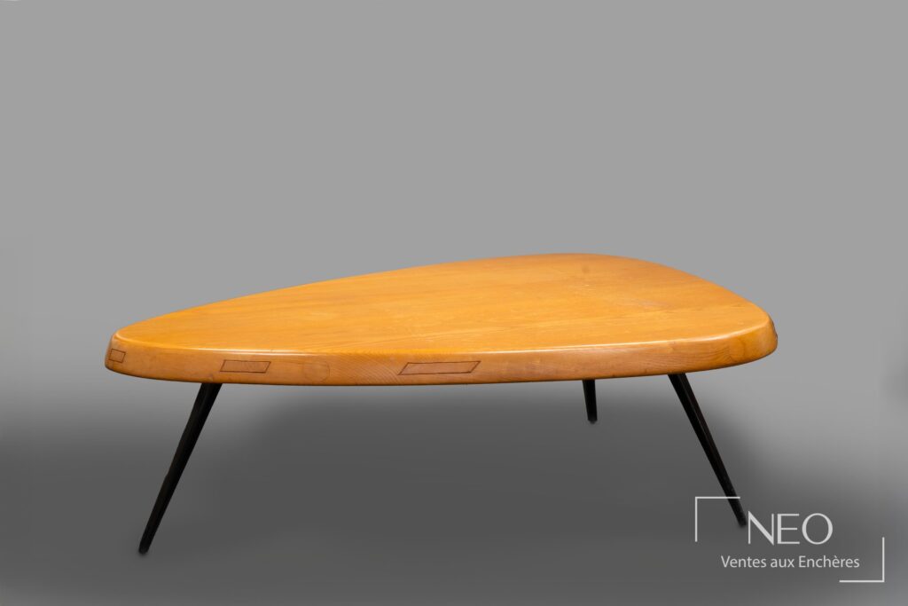 Table basse de Charlotte Perriand en frêne