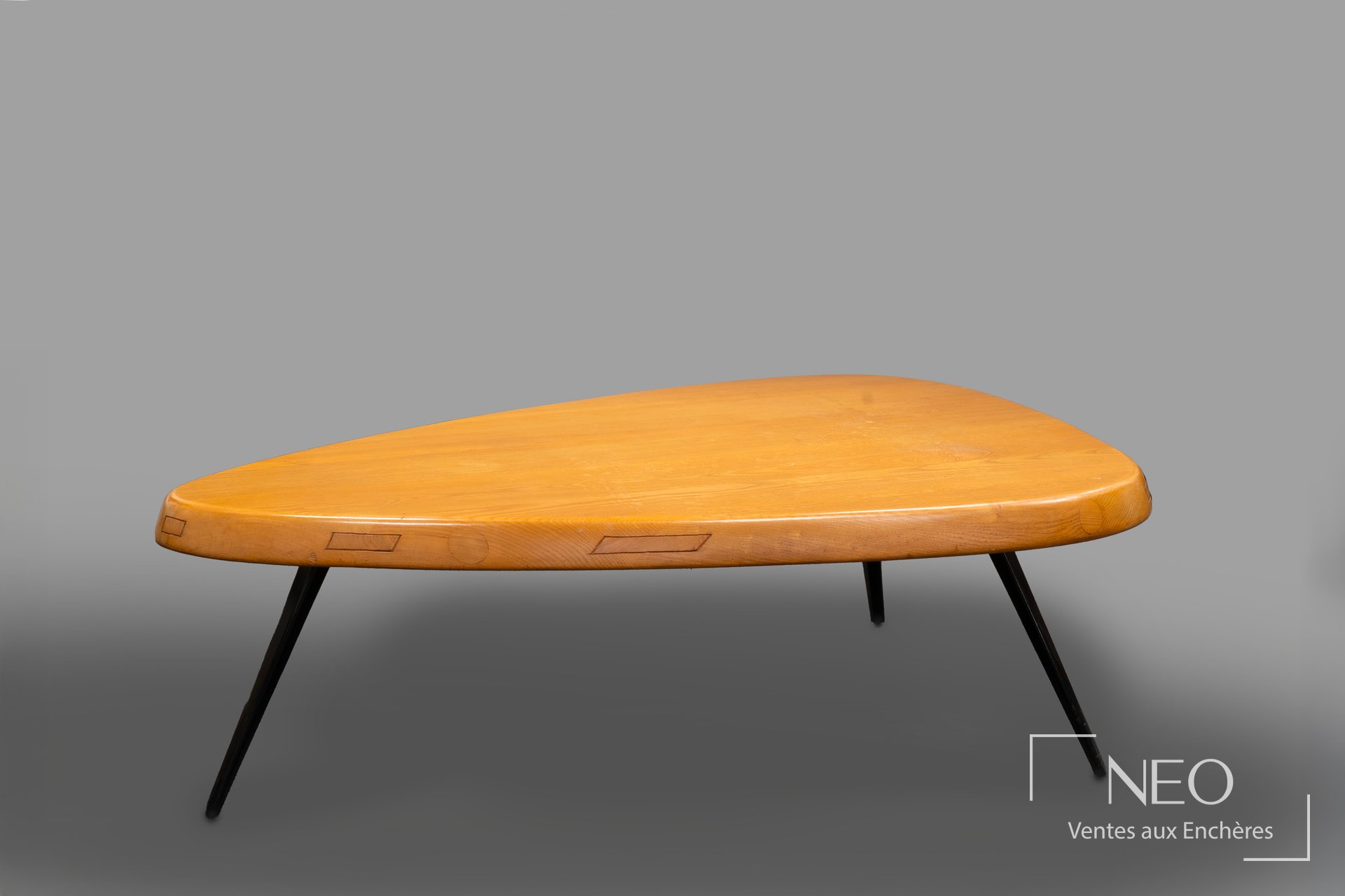 Table basse de Charlotte Perriand en frêne