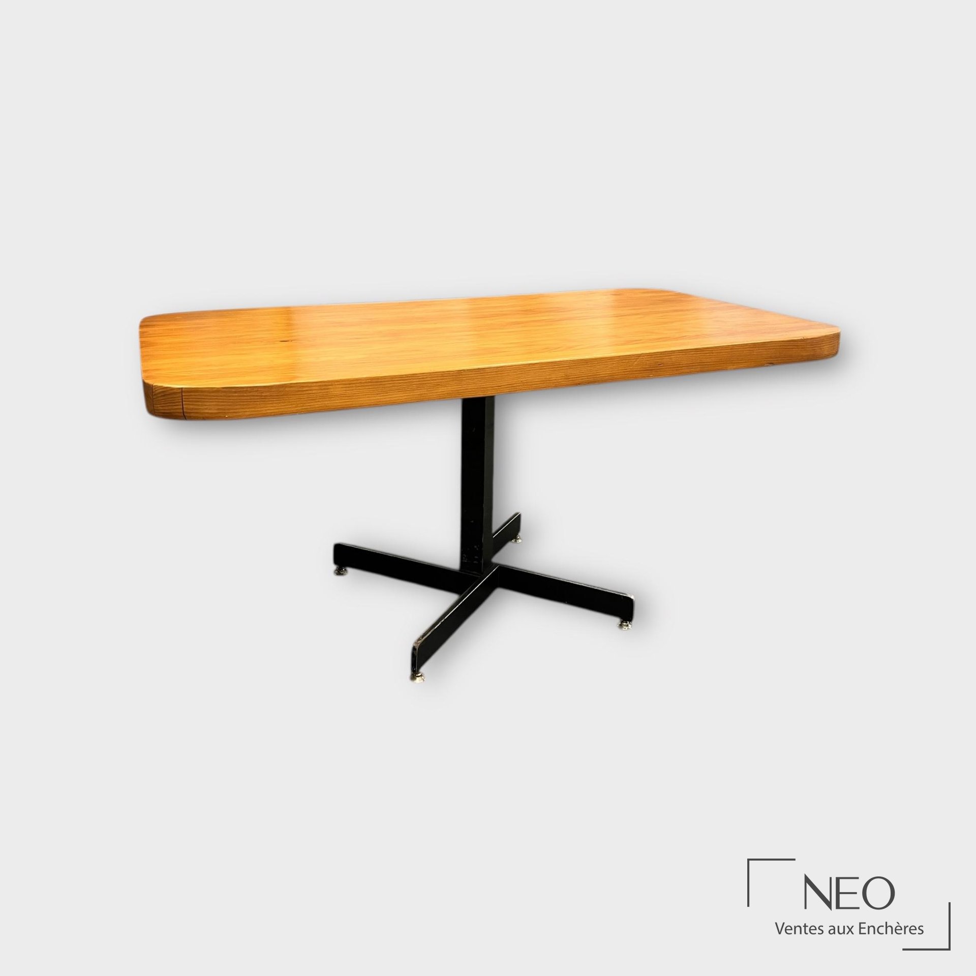 Table rectangulaire à plateau en pin et piétement central noir
