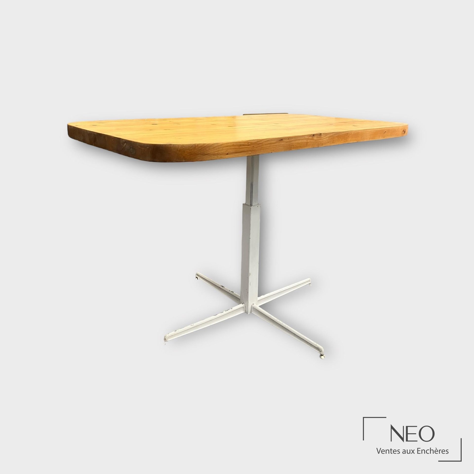 Table Charlotte Perriand à plateau rectangulaire en pin et piètement central en métal laqué blanc