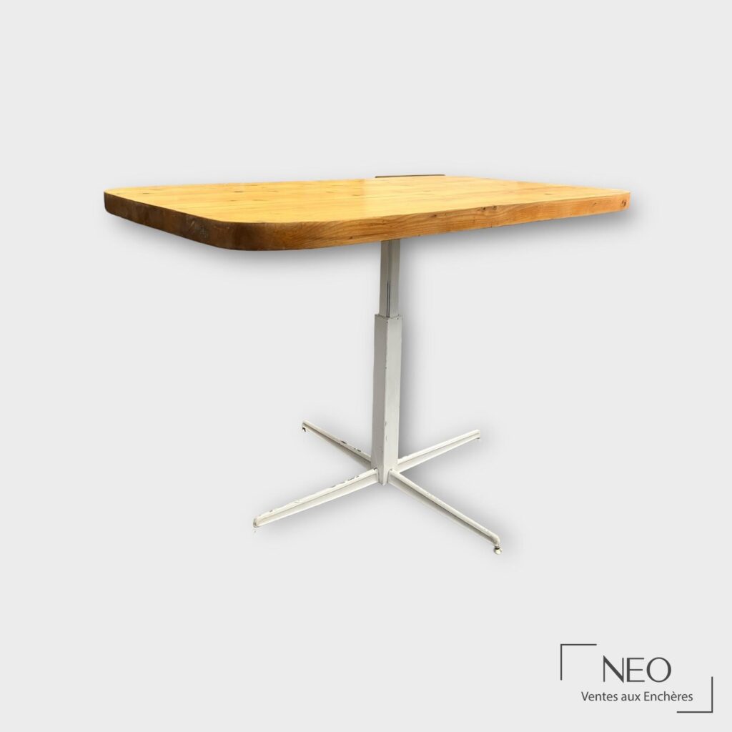 Table monte et baisse de Charlotte Perriand avec plateau en bois et piétement central métallique