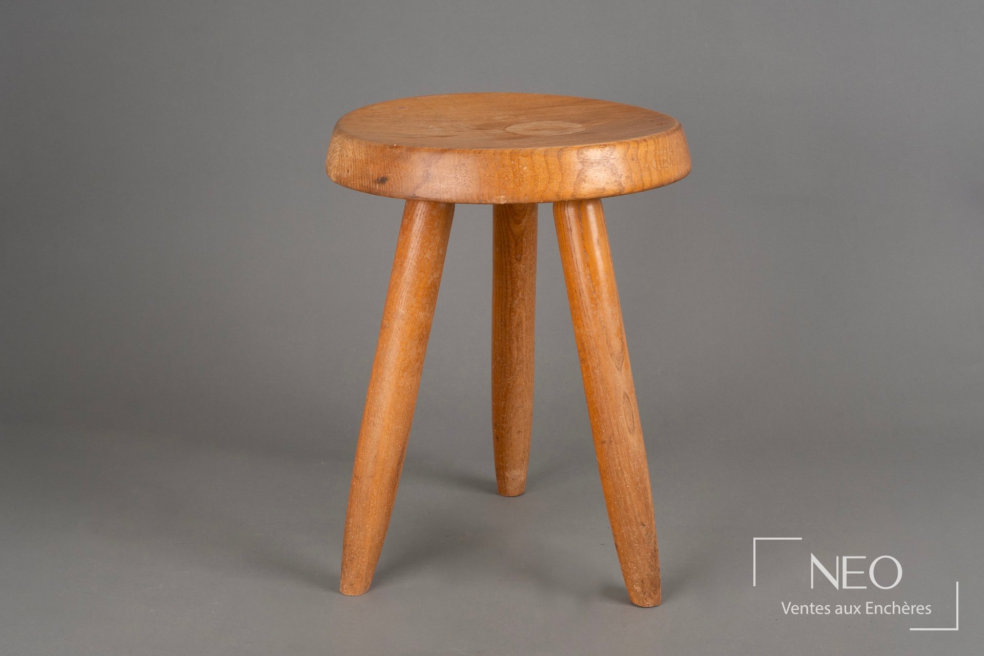 Tabouret berger haut en frêne de Charlotte Perriand