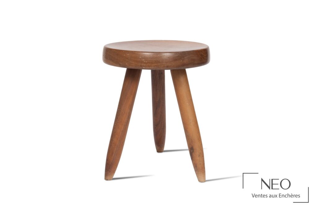 Tabouret en noyer à assise circulaire et piètement tripode