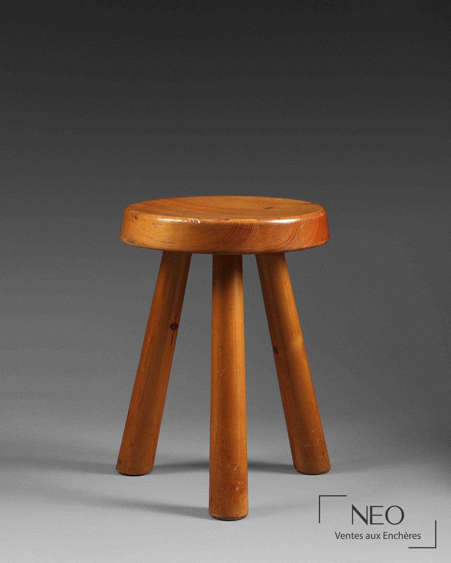Tabouret Massue attribué à Charlotte Perriand en bois de pin vernis teinté