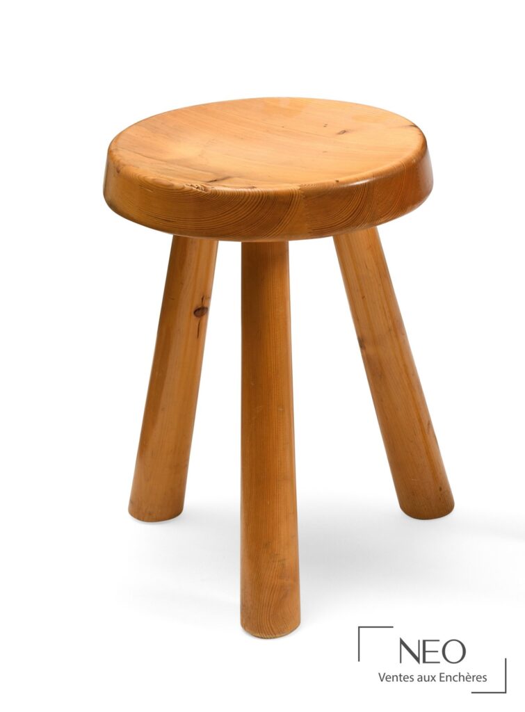 Tabouret Massue de Charlotte Perriand en pin vernis teinté