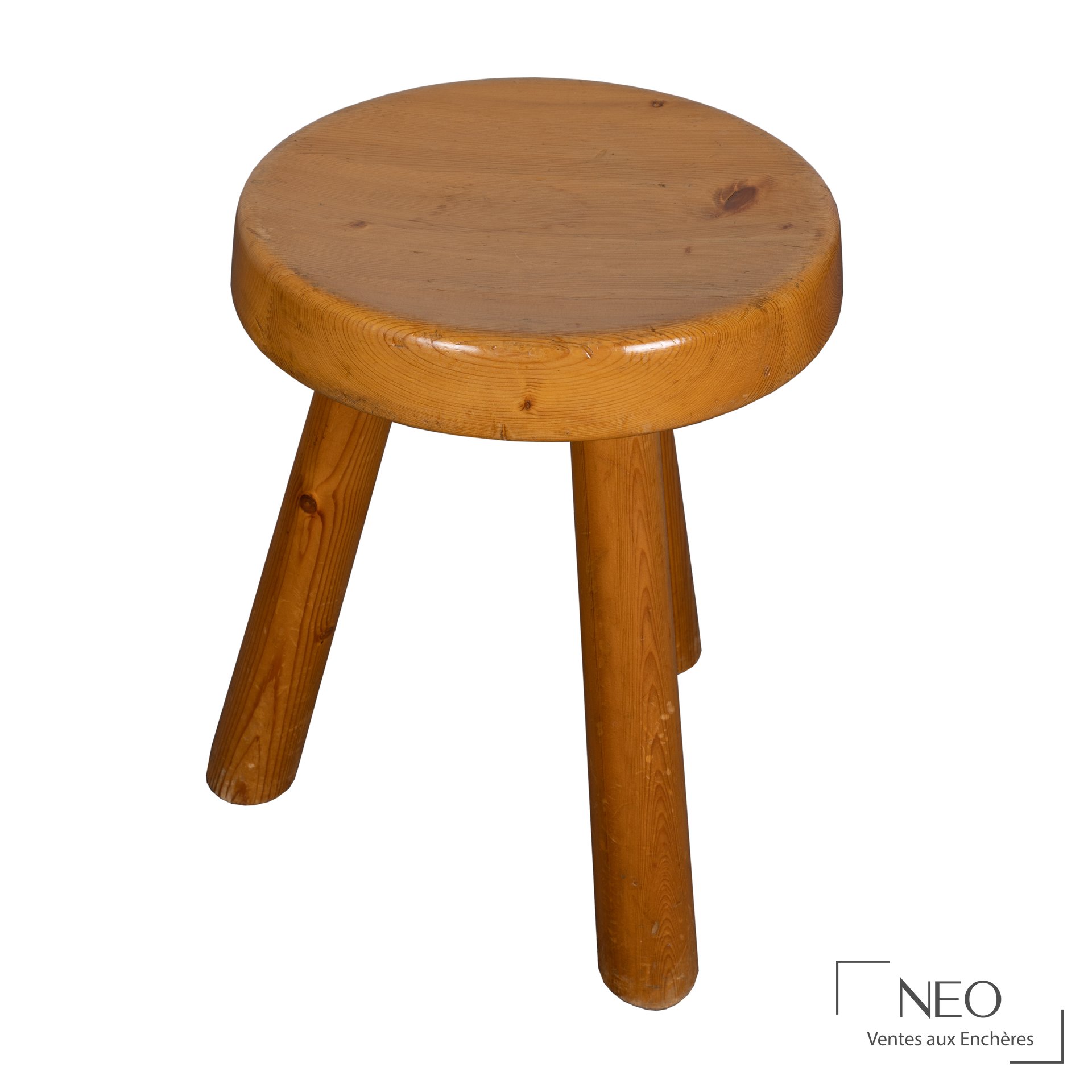 Tabouret Massue de Charlotte Perriand en pin verni vu de face