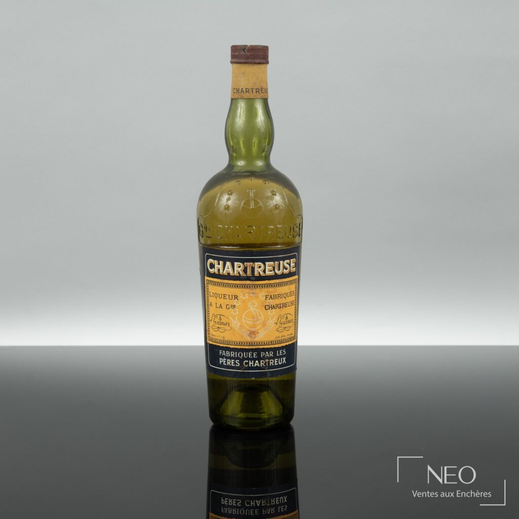 Bouteille de Chartreuse Jaune vue de face avec étiquette principale et niveau visible