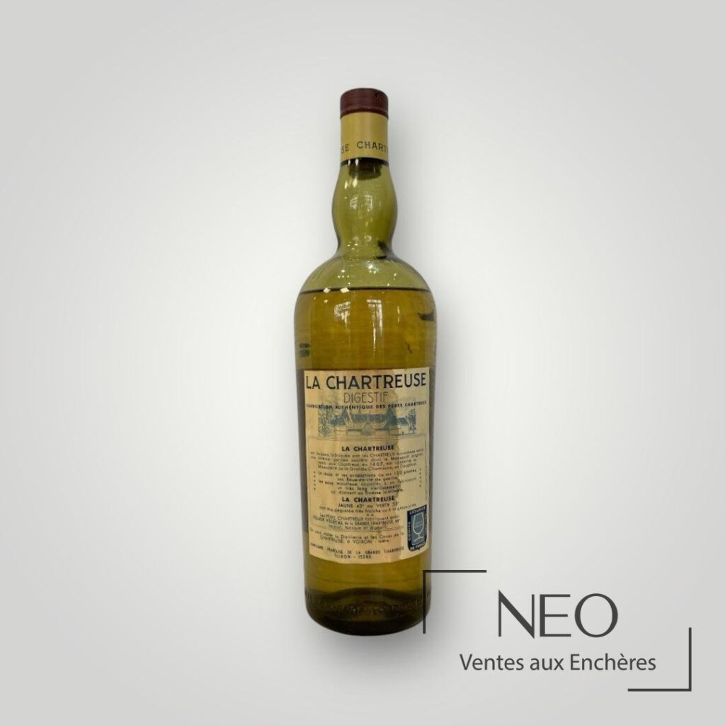 Bouteille de Chartreuse jaune avec étiquette principale visible