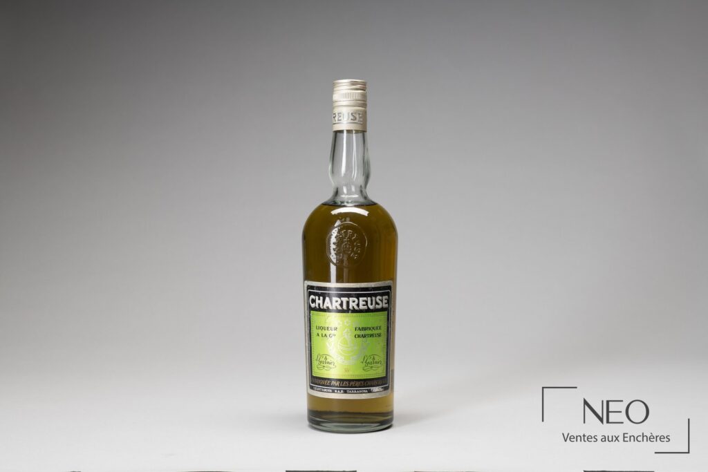Bouteille de Chartreuse verte présentée de face avec son étiquette