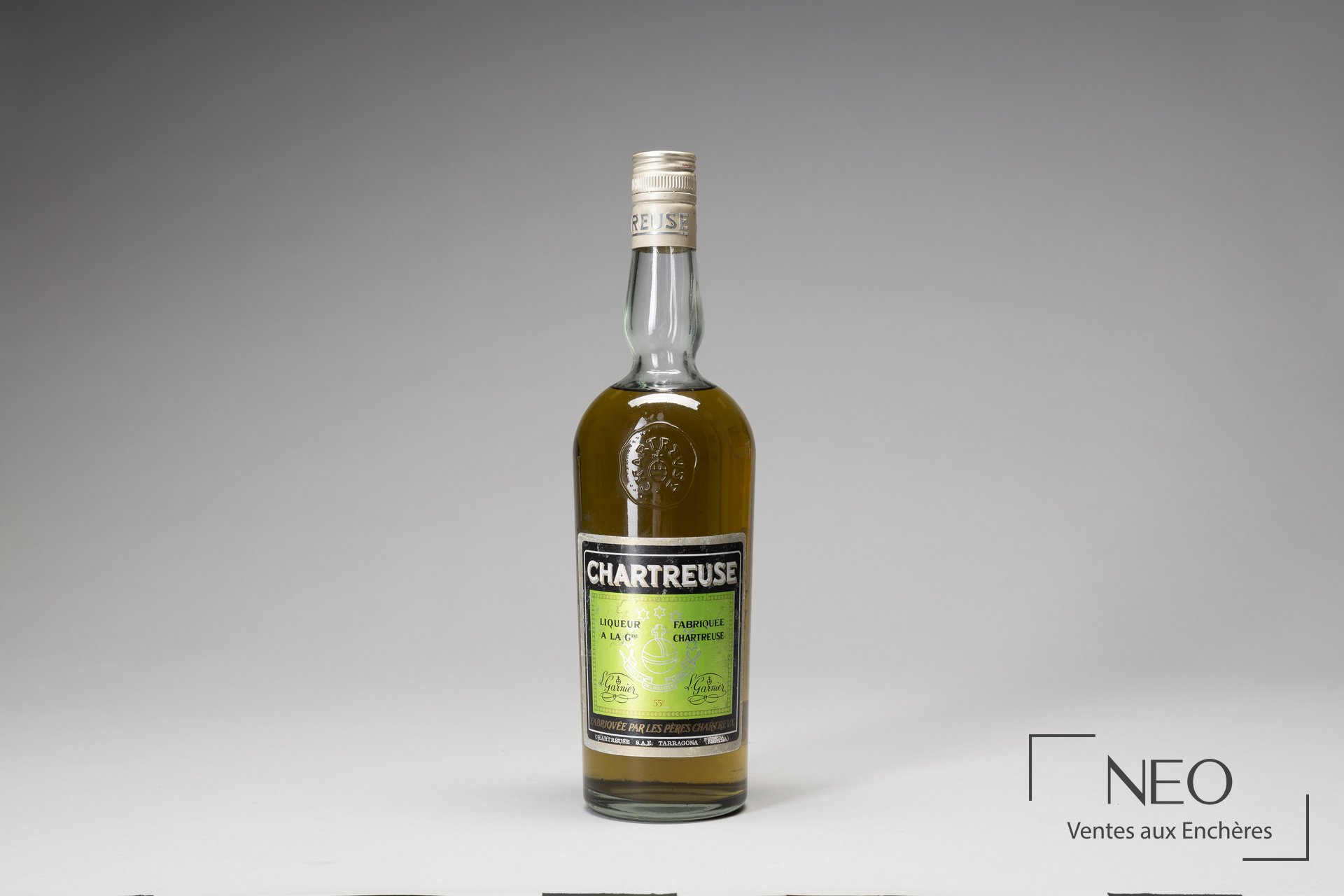 Bouteille de Chartreuse verte présentée de face avec son étiquette