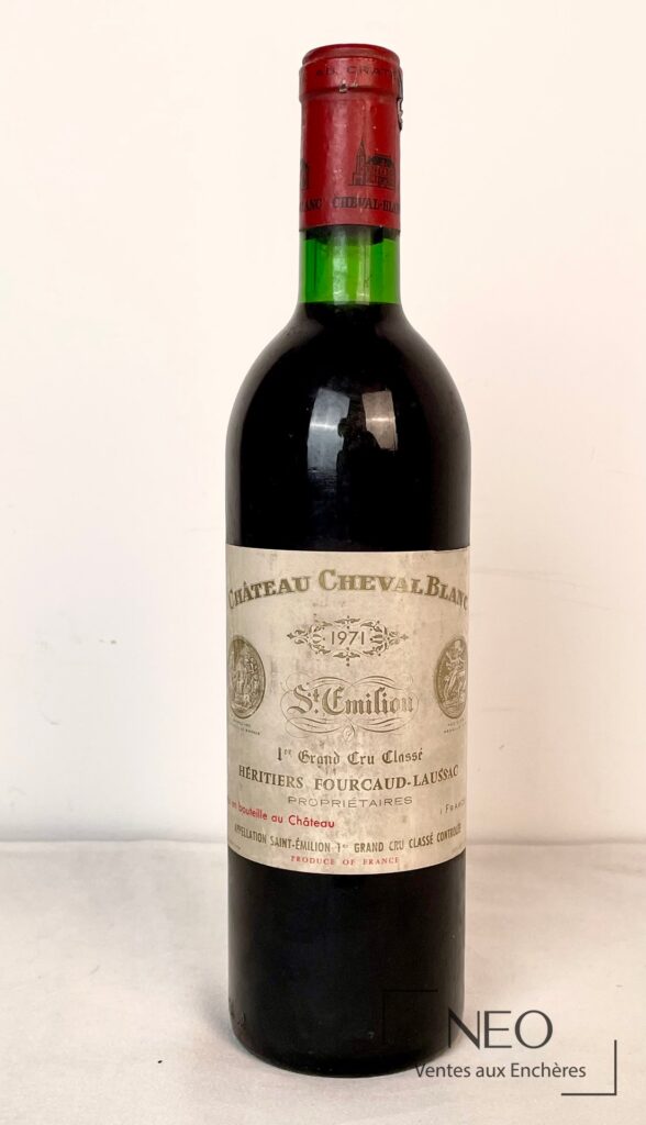 Bouteille de Château Cheval Blanc 1971 avec étiquette frontale légèrement grisée.