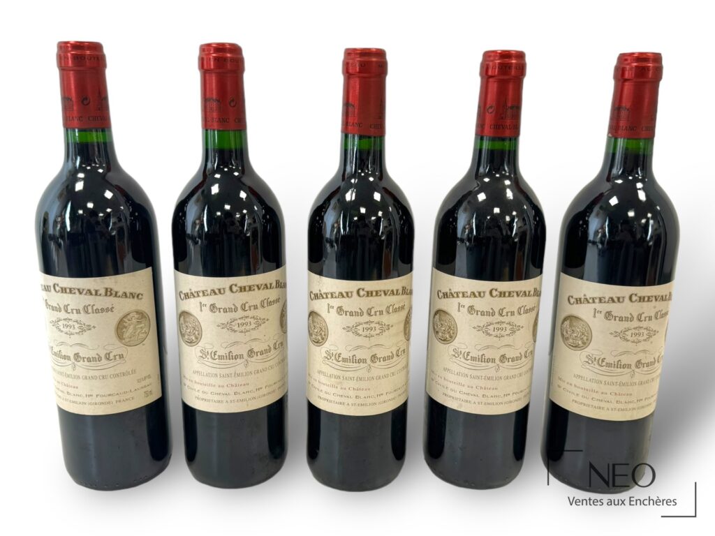 Cinq bouteilles de Château Cheval-Blanc 1993 présentées de face