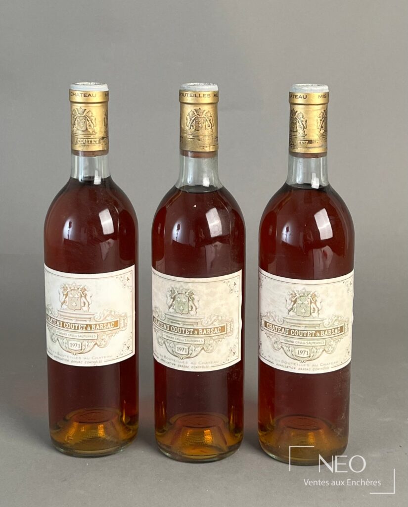 Trois bouteilles de Château Coutet à Barsac millésime 1971 vues de face