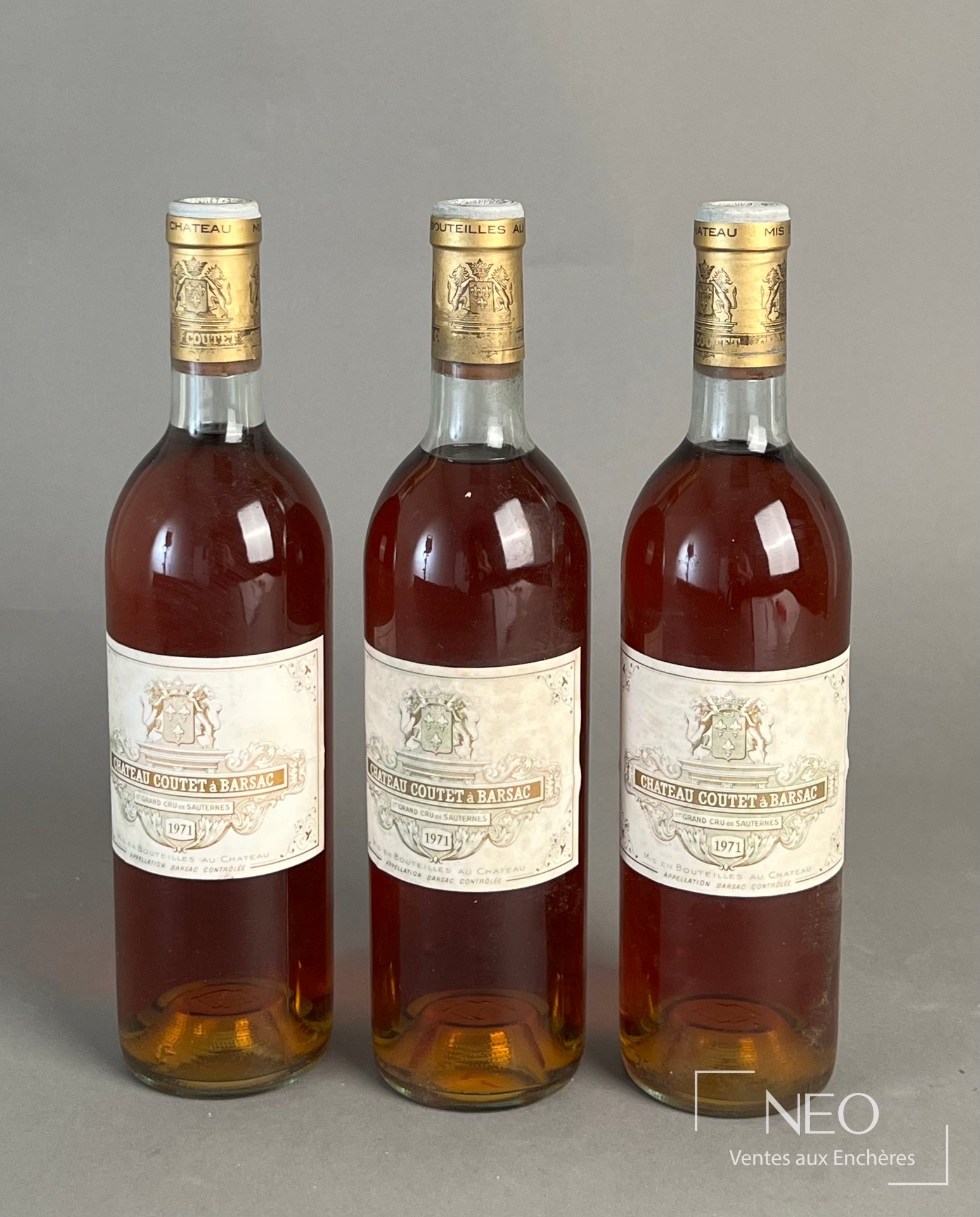 Trois bouteilles de Château Coutet à Barsac millésime 1971 vues de face