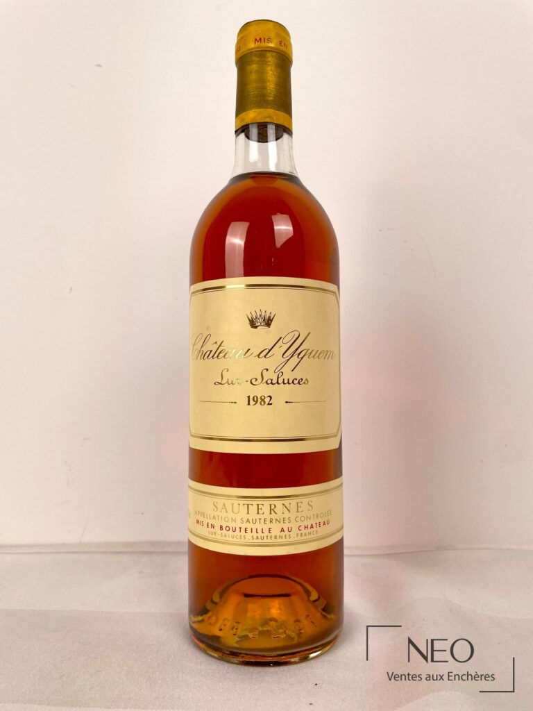Bouteille de Chateau d'Yquem Lur-Saluces 1982 avec étiquette et capsule dorées