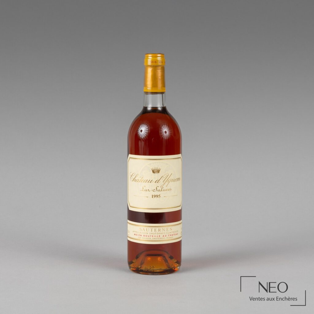 Bouteille de Château d’Yquem Sauternes 1995 présentée de face