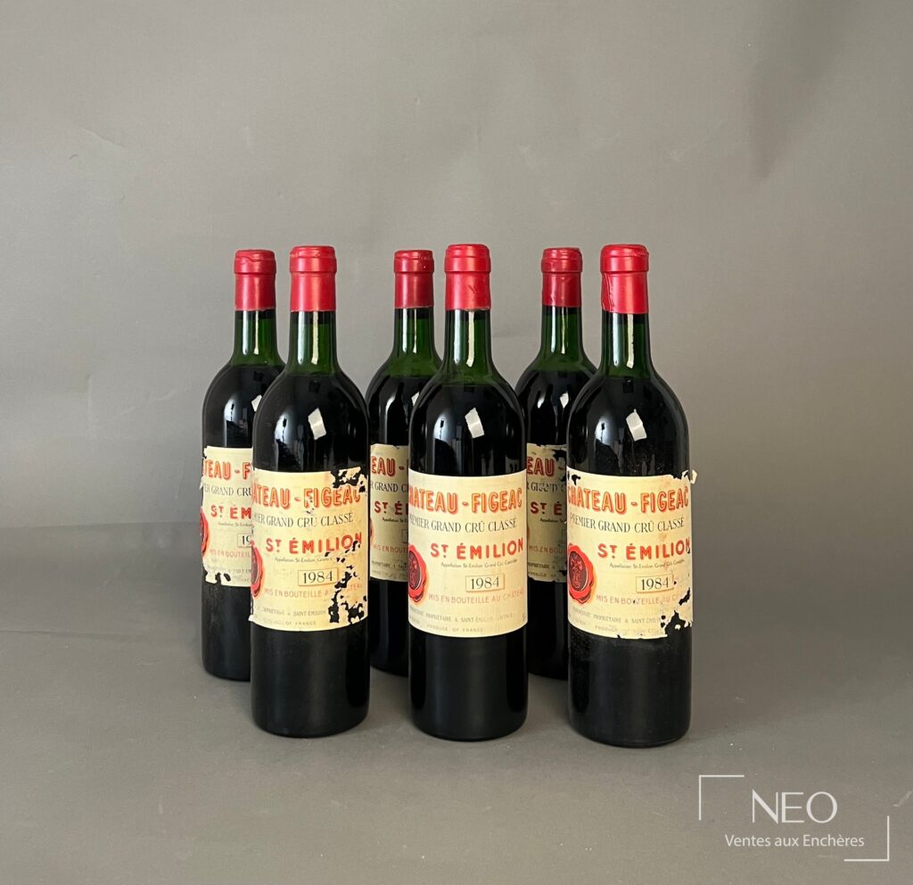 Six bouteilles de Château Figeac 1984 alignées