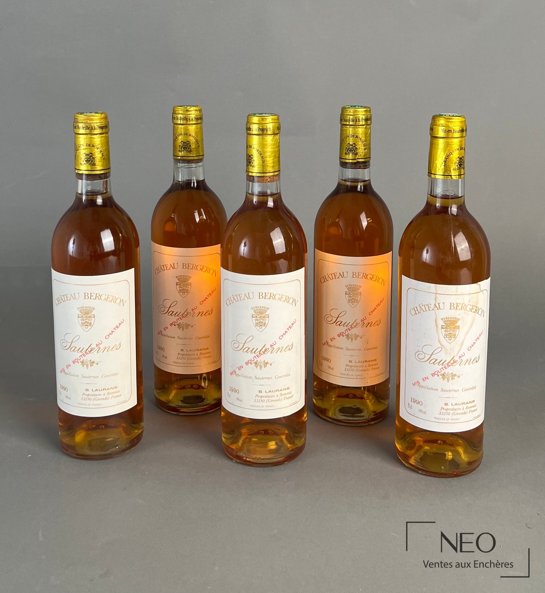 Cinq bouteilles de Sauternes Château Haut-Bergeron vues de face avec leurs étiquettes