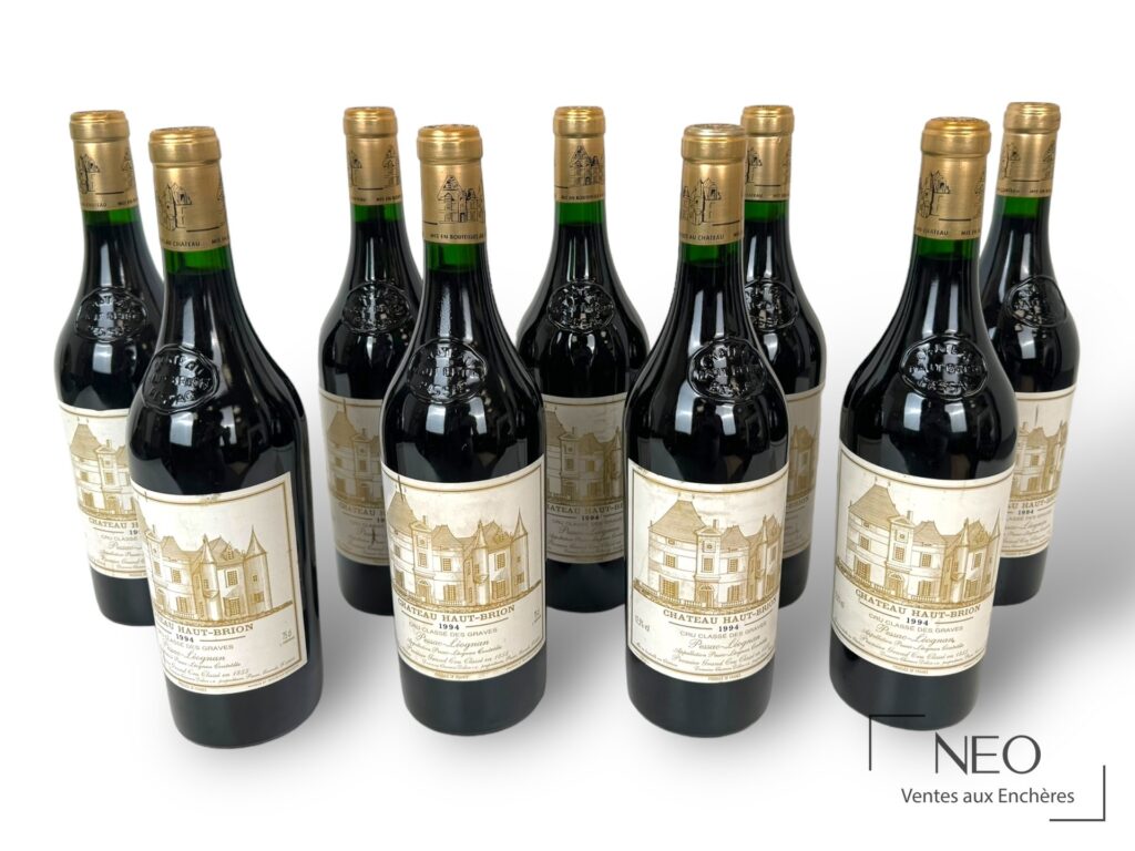 Neuf bouteilles de Château Haut-Brion 1994 vues de face