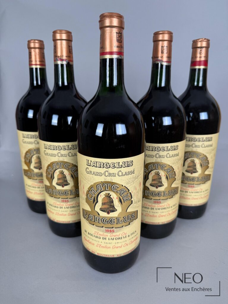 Six magnums de Château L’Angélus 1985 présentés de face