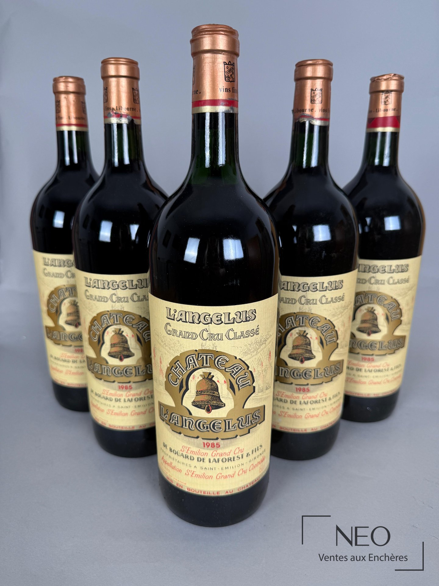 Six magnums de Château L’Angélus 1985 présentés de face