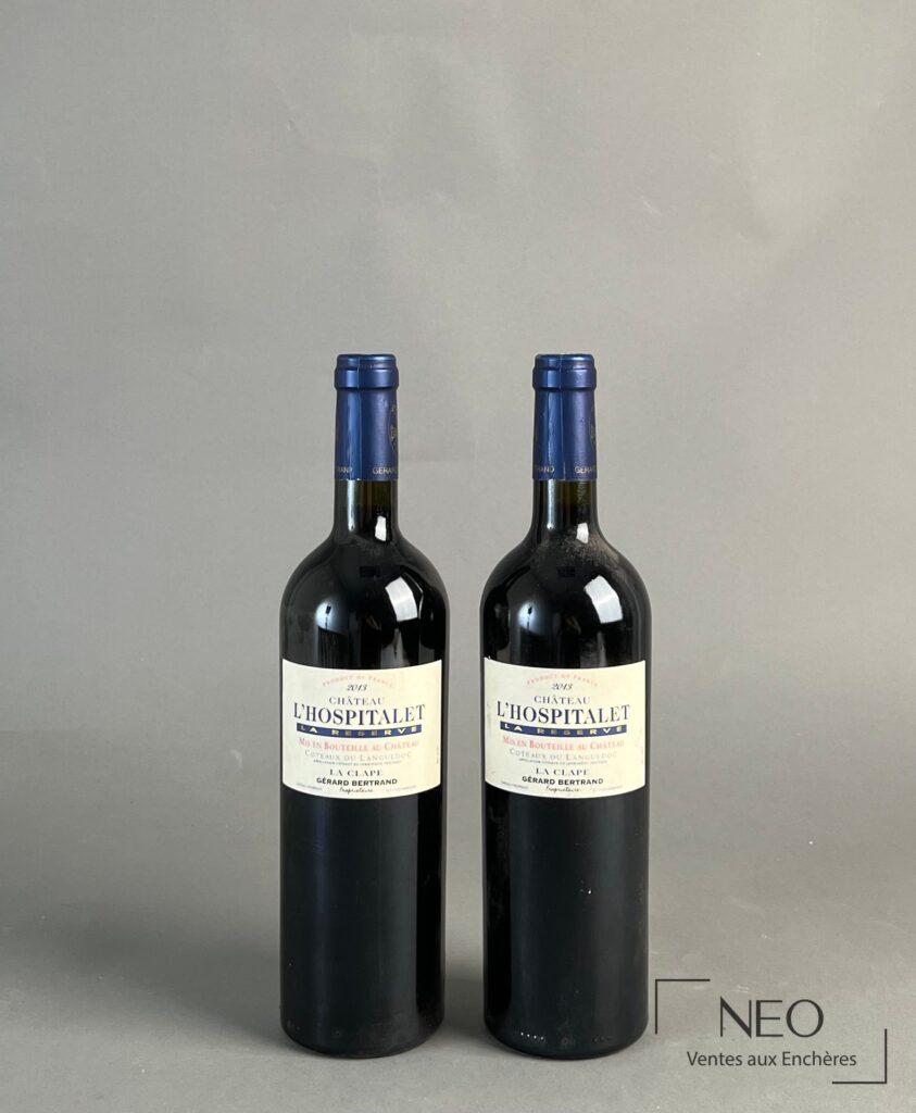 Deux bouteilles de Château L'Hospitalet 2013 vues de face