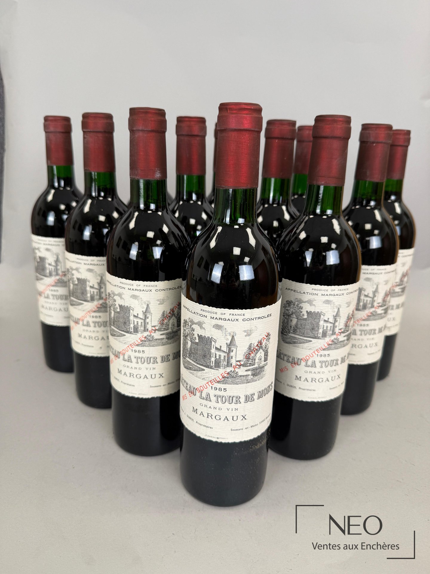 Caisse bois de douze bouteilles de Château La Tour de Mons 1985 vues de face