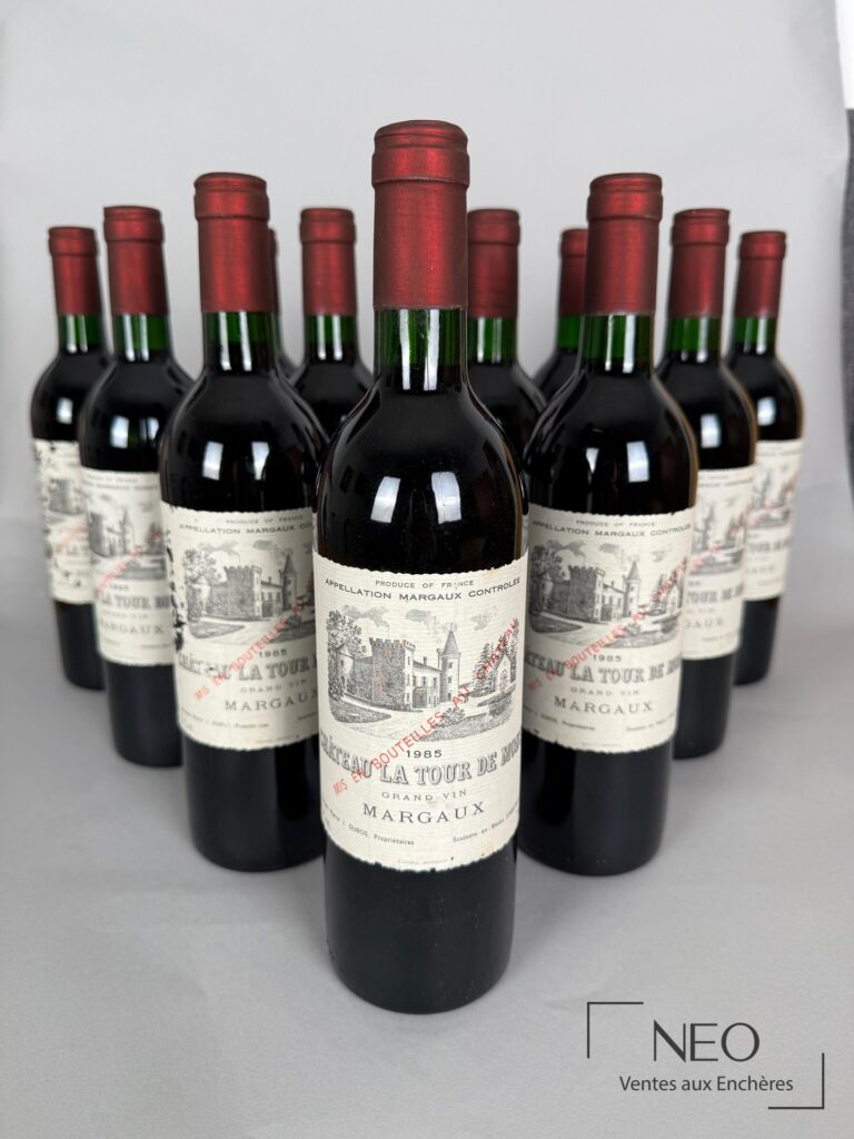 Douze bouteilles de Château La Tour de Mons 1985 présentées en caisse d'origine