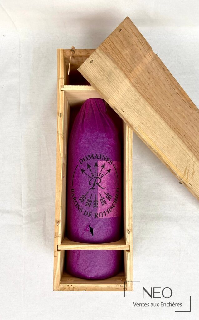 Magnum Château Lafite Rothschild 2001 présenté dans sa caisse en bois ouverte