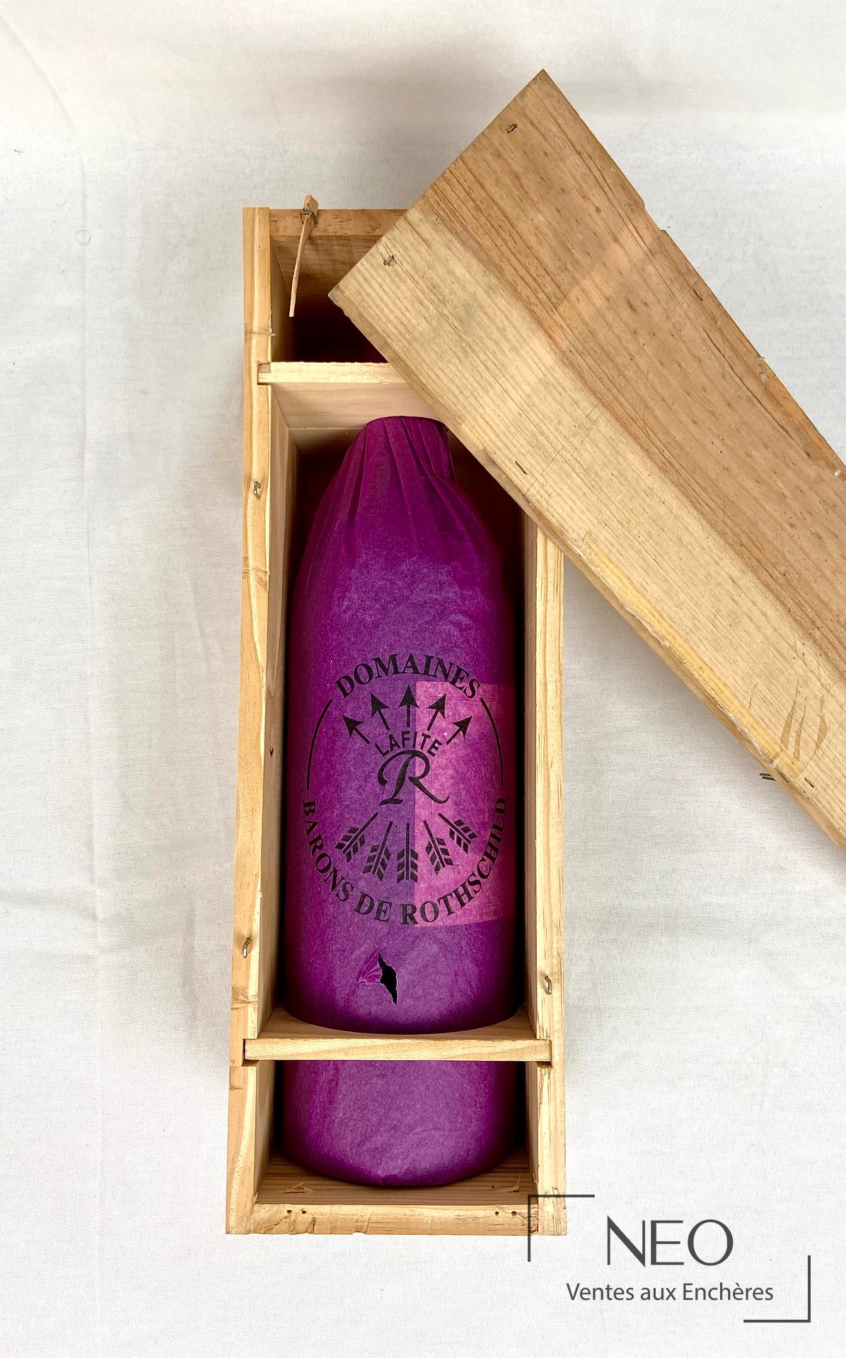 Magnum Château Lafite Rothschild présenté dans sa caisse bois ouverte