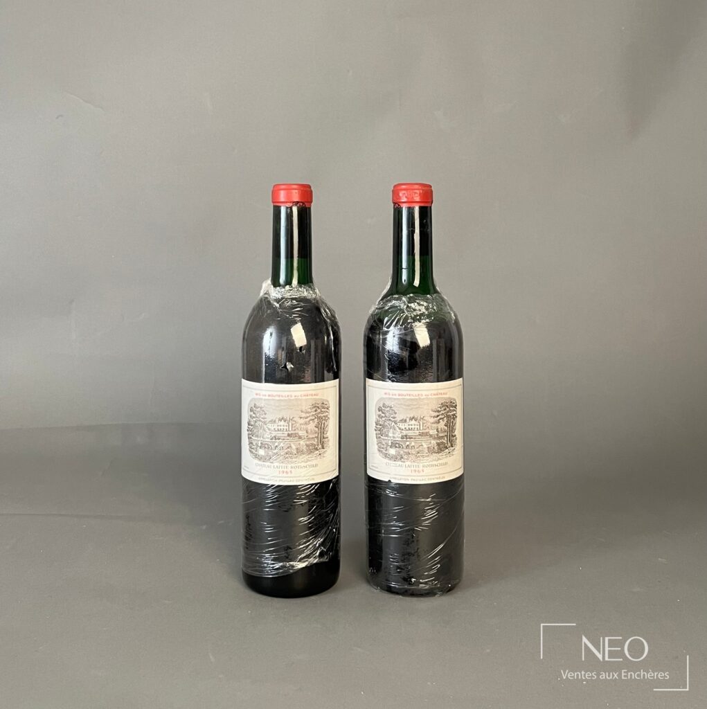 Deux bouteilles de Château Lafite Rothschild 1965 vues de face sur fond gris