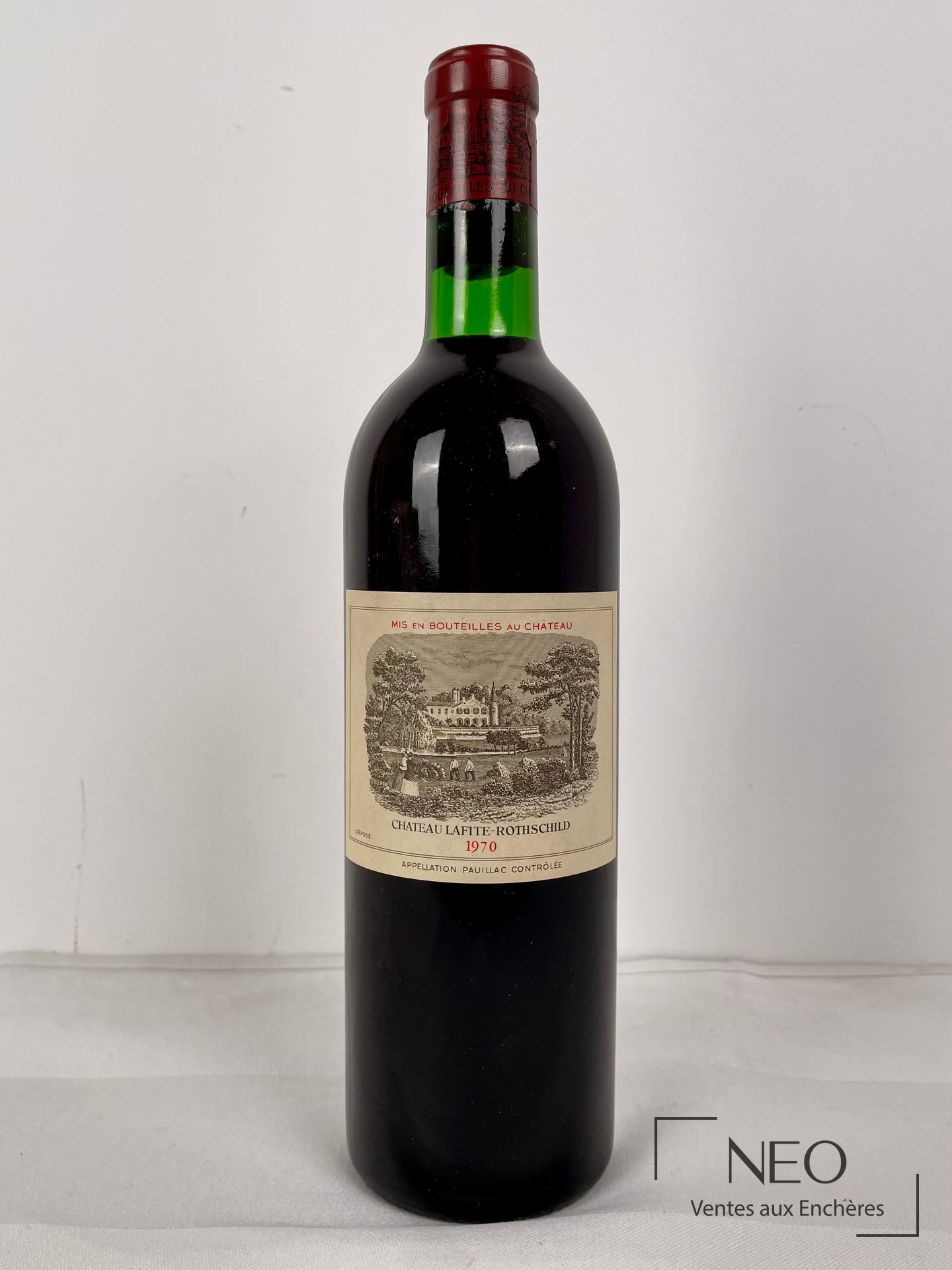 Bouteille de Chateau Lafite-Rothschild 1970 avec étiquette principale visible et capsule rouge.