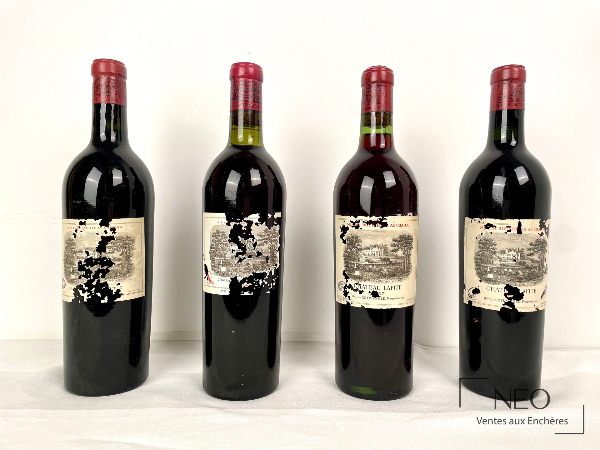 Quatre bouteilles de Chateau Lafite Rothschild alignées