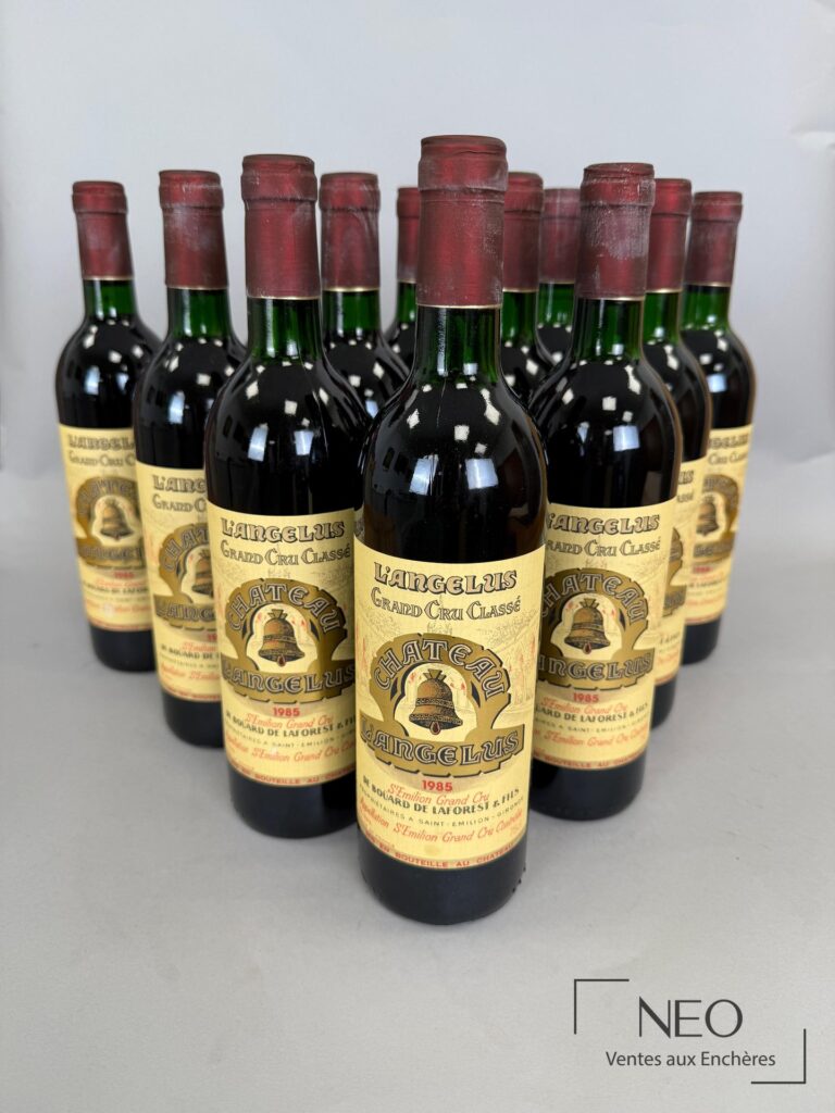 Douze bouteilles de Château L’Angélus 1985 présentées en caisse bois d’origine