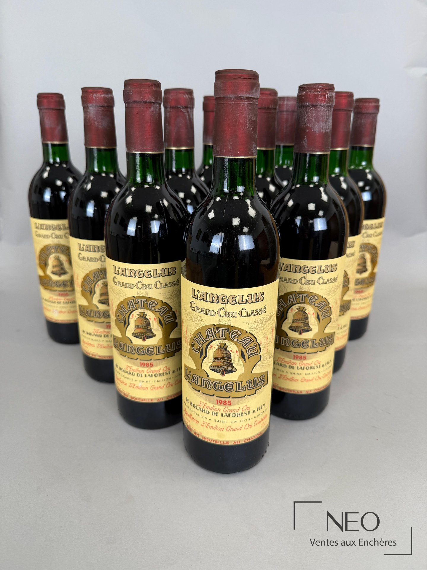 Douze bouteilles de Château L’Angélus 1985 présentées en caisse bois d’origine