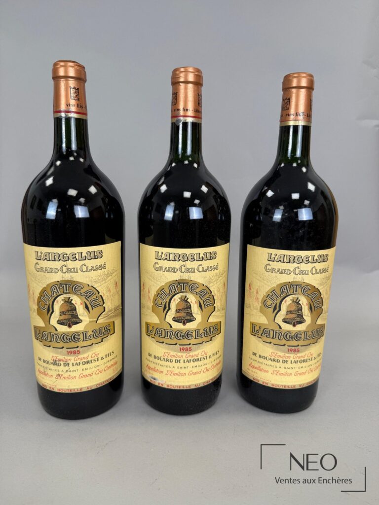 Trois magnums Château L’Angélus 1985 présentés de face